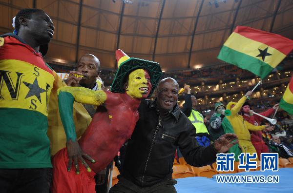  科隆布体育精神可嘉，虽败犹荣赢得球迷掌声喝彩