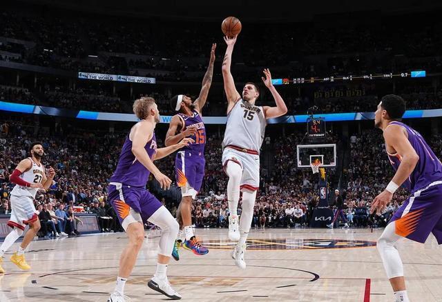  约基奇斩获超级三双，掘金主场碾压爵士显统治力